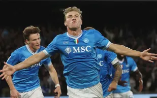 نابولي يقلب الطاولة على جنوى ويعتلي صدارة الدوري الإيطالي مؤقتًا (فيديو)