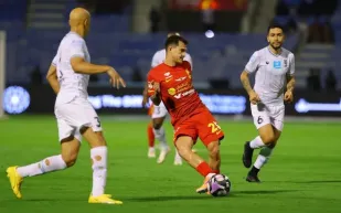  تألق حارس الأخدود يحرم القادسية من الصدارة في دوري روشن السعودي.. شاهد