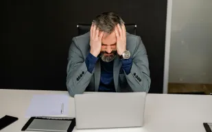 إدارة الأزمات بمهارة: استراتيجيات لتخفيف عبء القيادة اليوميّة