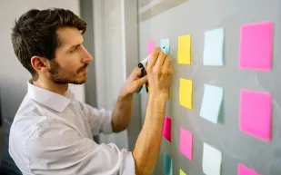 القيادة المباشرة: بين الحضور الفعّال والتأثير التنظيمي