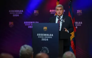  انتخابات برشلونة قد تتقدّم إلى أبريل: هل يخشى لابورتا خسارة الدعم الجماهيري؟