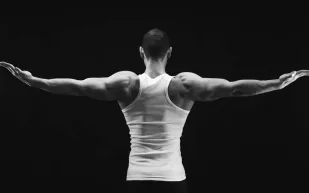 اللحم قليل الدهن أم الدسم.. أيهما أفضل لبناء العضلات؟