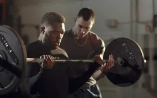 لماذا يجب على الرجال فوق 40 عامًا ممارسة تمارين القرفصاء؟