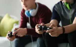 هل تبقيك الصداقات شاباً؟ العلم يجيب