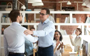 في اليوم العالمي للمدير.. تعرف على أعلى 10 مديرين تنفيذيين أجراً لعام 2025