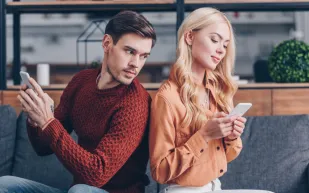 كيف يتعامل الرجال والنساء مع شعور الغيرة؟ دراسة تكشف التفاصيل