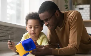 كيف تؤثر طفولتك على قدرتك على المثابرة؟ دراسة تكشف الرابط النفسي