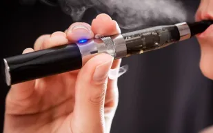 دراسة أمريكية: السجائر الإلكترونية قد تزيد خطر الإصابة بالقرحة الهضمية