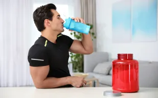 هل يمكن للكرياتين أن ينقذك من آثار السهر؟ دراسة تُجيب