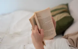 بين الرفوف.. اهدأ أيها الخريف المتقلب.. أربعة كتب تعيدك إلى ناصية التوازن