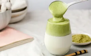 الماتشا يتفوق غذائيًا على الشاي الأخضر.. فهل هو الخيار الأمثل؟