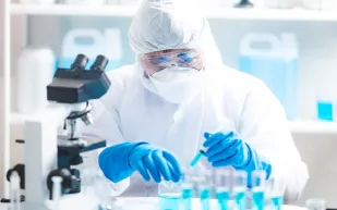 دراسة تكشف: لقاح كوفيد mRNA قد يمهد الطريق للقاح عالمي ضد السرطان