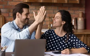 عادة يومية غير متوقعة تعزز السعادة بين الزوجين!