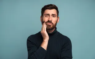 دراسة: أمراض اللثة قد ترتبط بتلف في أنسجة الدماغ البيضاء