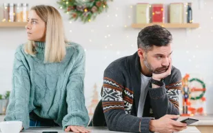 دراسة تكشف تأثير الصفات السيكوباتية على رضا الأزواج في العلاقات العاطفية