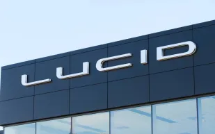 لوسيد وإنفيديا تكشفان عن Earth بقيادة ذاتية كاملة: تجربة "دون نظر أو تفكير"