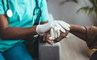 لماذا تُصاب النساء بالزهايمر أكثر من الرجال؟ دراسة تجيب