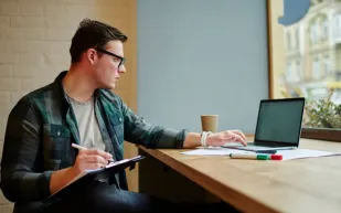 خبراء يحذرون: طريقة جلوسك قد تُضعف قدراتك العقلية