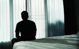 دراسة تكشف العلاقة بين القذف المتأخر والاكتئاب لدى الرجال