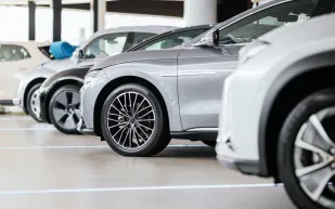 كم سيارة يمكن للمواطن استيرادها سنويًا؟ ..الزكاة والجمارك تجيب  