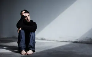 صدمات الطفولة تغيّر كيمياء الجسم مدى الحياة.. دراسة تكشف