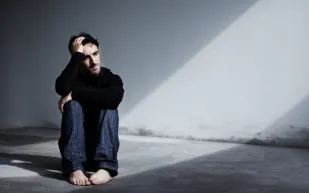 صحة الدماغ والمزاج: دراسة تربط بين الاكتئاب والعزلة والتدهور المعرفي