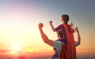 دراسة تكشف: إجازة الأبوة تُحسّن ذكاء الأطفال واستقرارهم النفسي