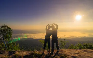 دراسة: التركيز الذهني أثناء العلاقة يعزز الرضا الجنسي للطرفين