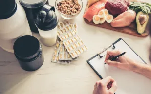 خبير تغذية يحذر من الإفراط في تناول البروتين.. ما المخاطر المتوقعة؟