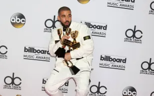 "Previous Engagements": دريك يروي حكاياته العاطفية بأغلى قلادة ماسية