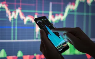 تاسي ينخفض 99 نقطة ويغلق عند 11546 رغم نشاط أسهم كبري