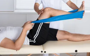 لا يكفي التمدد وحده.. تمارين بسيطة تُعالج شد أوتار الركبة المزمن دون إجهاد