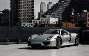 كاميرات المراقبة تفضح احتيال سائق بورشه أحرق سيارته لصرف التأمين في البرازيل (فيديو)