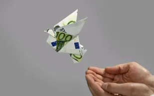 من باريس إلى جنيف.. كيف يهرب أثرياء فرنسا من قبضة الضرائب؟