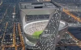 على ارتفاع 350 مترًا: أول ملعب عالمي فوق ناطحة سحاب في السعودية (فيديو)