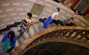 من الأرشيف إلى المعاصرة: داريو فيتالي يشق طريقه في فيرساتشي