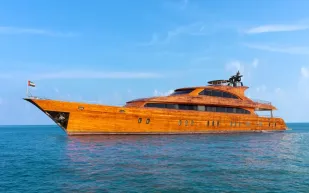 أكبر يخت خشبي فاخر في العالم يجسد الفخامة التقليدية والتصميم الحديث