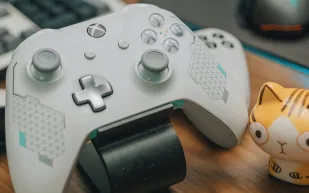  تسريب مواصفات وحدة معالجة جهاز Xbox القادم: هل تتجاوز أداء PS6؟ (فيديو)