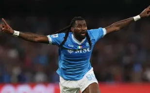 نابولي يهزم إنتر ميلان بثلاثية ويتصدر الدوري الإيطالي مؤقتًا.. فيديو