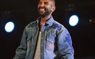 أحمد سعد يعود إلى "ذا فويس" بعد الحادث المروع: أول ظهور على كرسي التحكيم (فيديو)