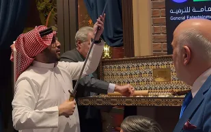  تركي آل الشيخ يتلقى هدية من دمشق ويجمع أساطير الفن السوري في الرياض