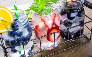 الماء المعزّز: رشفة صحية تمنحك النكهة والطاقة طوال اليوم