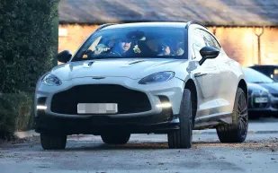 غريليش يسرق الأضواء في جولته الأخيرة بسيارة "أستون مارتن" 2025