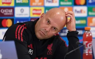 مشكلة هجومية تهدد ليفربول: كاراغر يوجه تحذيره لمدرب الفريق (فيديو) 