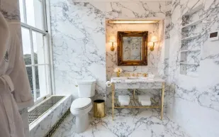 ترامب يكشف عن تجديد فاخر لحمام "غرفة لينكولن" في البيت الأبيض