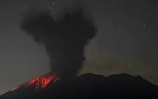  بارتفاع 4 كيلومترات.. ثوران قوي لبركان ساكوراجيما في اليابان (فيديو)