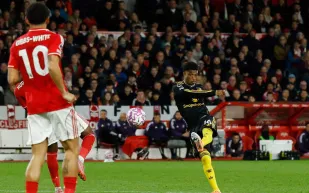 ديالو يسجل هدفًا تاريخيًا ويقود مانشستر يونايتد لتعادل مثير أمام نوتنغهام (فيديو)