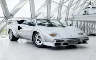 السيارة التي جسّدت حلم جيل الثمانينيات.. لامبورغيني كونتاش 1980 تعود للواجهة في مزاد فاخر