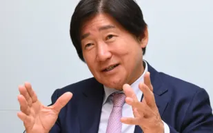 صفقة بـ2.6 مليار دولار تدخل "لي سانغ-هون" نادي المليارديرات من أوسع أبوابه