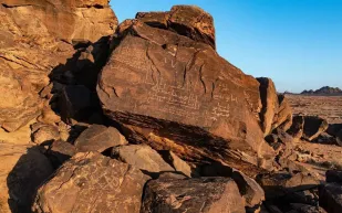 العُلا تحتفظ بإرثها.. أكبر مشروع لتوثيق نقوش جبل عكمة